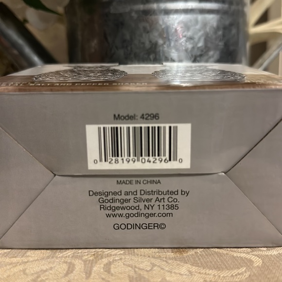 SHANNON CRYSTAL PINEAPPLE SALT & PEPPER SHAKER NWT IN BOX UNUSED - Picture 5 of 8